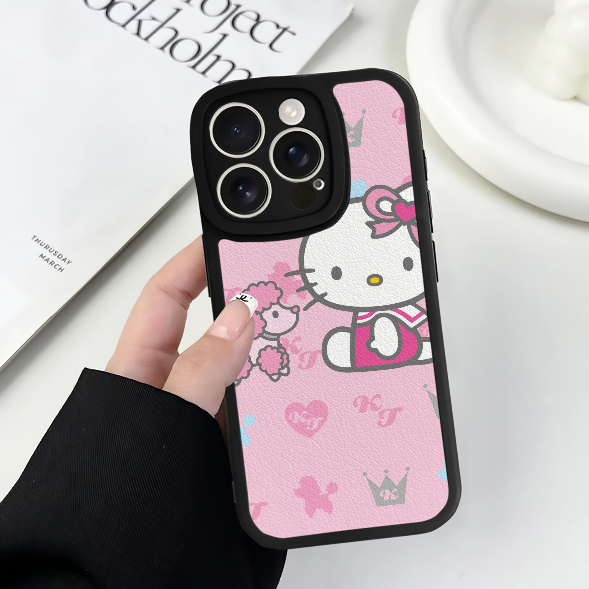 （画像用） Hello Kitty ハローキティ 【iPhone 16シリーズ対応】シリコンスマホケース（レザー調） 材質：シリコン